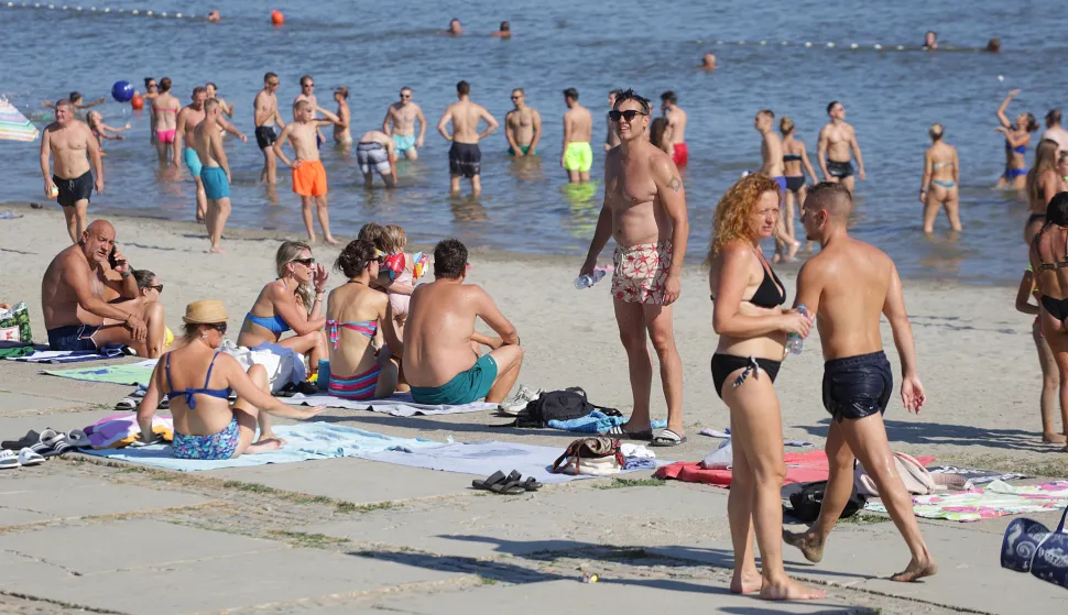 Osijek, 11. 08. 2024., Kopika, ljeto 2024, kupanje, odbojka, osvježenje, Drava, voplinski valSNIMIO BRUNO JOBST