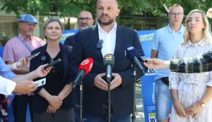 Osijek 17. 06. 2026, Trg slobode, kod Tiska. Press: SDP i Možemo o Plenkoviću i inflaciji. Sandra Benčić, Sini&scaron;a Hajda&scaron; Dončić i Sanja Radolović....snimio GOJKO MITIĆ