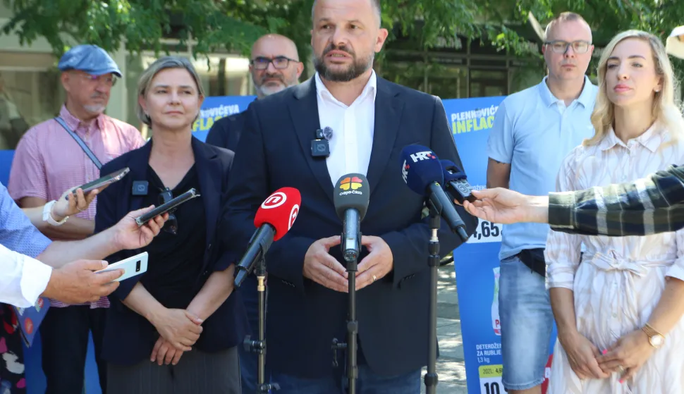 Osijek 17. 06. 2026, Trg slobode, kod Tiska. Press: SDP i Možemo o Plenkoviću i inflaciji. Sandra Benčić, Sini&scaron;a Hajda&scaron; Dončić i Sanja Radolović....snimio GOJKO MITIĆ