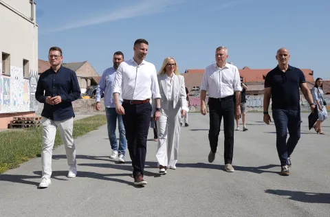 Osijek, 14. 07. 2026., O&Scaron; Jagode Truhelke, uručenje Ugovora za izvođenje radova rekonstrukcije i dogradnje, obilazak, Livio Međurečan; Ivan Radić; Ana Vukojević; Tihomir Florijančić; Antonio BukićSNIMIO BRUNO JOBST
