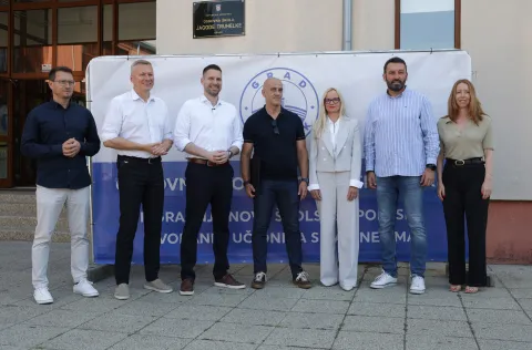 Osijek, 14. 07. 2026., O&Scaron; Jagode Truhelke, uručenje Ugovora za izvođenje radova rekonstrukcije i dogradnje, obilazak, Livio Međurečan; Tihomir Florijančić; Ivan Radić; Antonio Bukić; Ana Vukojević; Josip Jukić; Ana-Marija NedićSNIMIO BRUNO JOBST