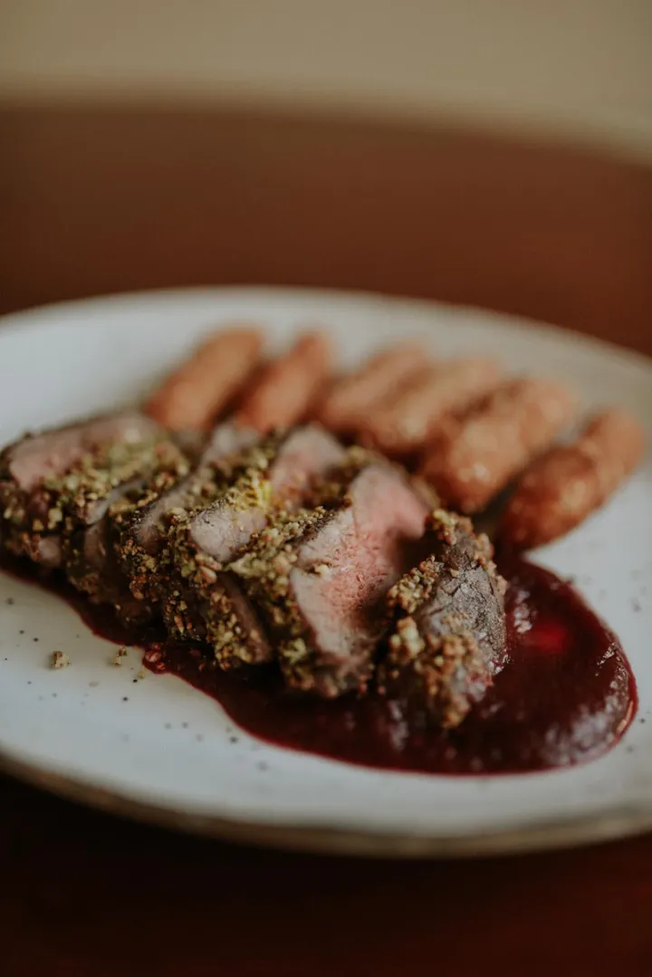 ĐAKOVOĐakovački bistro Loora uvr&scaron;ten je u prestižni Michelin Guide Croatia 2026 - osvojio je oznaku Bib Gourmand, jedno od najcjenjenijih međunarodnih gastronomskih priznanja koje se dodjeljuje restoranima s izvrsnom kuhinjom i odličnim omjerom cijene i kvalitete, navodi Turistička zajedica Đakova.