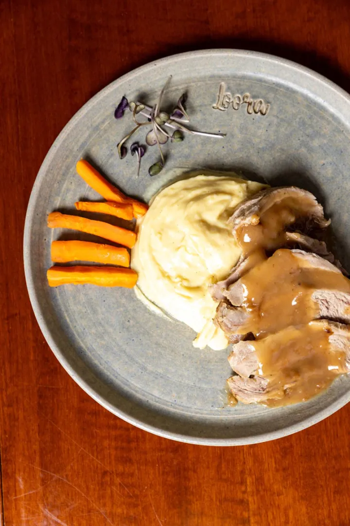 ĐAKOVOĐakovački bistro Loora uvr&scaron;ten je u prestižni Michelin Guide Croatia 2026 - osvojio je oznaku Bib Gourmand, jedno od najcjenjenijih međunarodnih gastronomskih priznanja koje se dodjeljuje restoranima s izvrsnom kuhinjom i odličnim omjerom cijene i kvalitete, navodi Turistička zajedica Đakova.