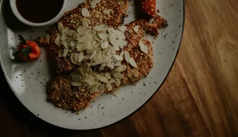 ĐAKOVOĐakovački bistro Loora uvr&scaron;ten je u prestižni Michelin Guide Croatia 2026 - osvojio je oznaku Bib Gourmand, jedno od najcjenjenijih međunarodnih gastronomskih priznanja koje se dodjeljuje restoranima s izvrsnom kuhinjom i odličnim omjerom cijene i kvalitete, navodi Turistička zajedica Đakova.