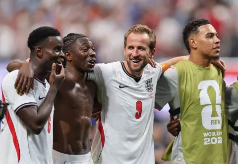 ATLANTA, GEORGIA - JULY 01: Harry Kane #9 and players of England applaud fans after the team's 2-1 victory in the FIFA World Cup 2026 Round Of 32 match between England and Congo DR at Atlanta Stadium on July 01, 2026 in Atlanta, Georgia. Michael Reaves/Getty Images/AFP (Photo by Michael Reaves/GETTY IMAGES NORTH AMERICA/Getty Images via AFP)