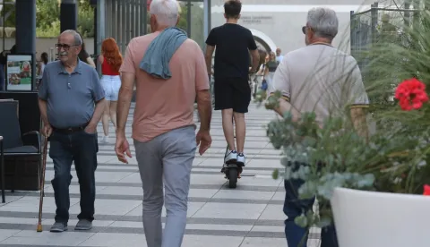Osijek, 05. 06. 2025, Trg Slobode, oko 19 sati. Problem prometovanja električnim romobilima na Trgu Slobode, največi problem rade mladđi vozači e romobila.... žale se čitatelji. Ilustracija.snimio GOJKO MITIĆ