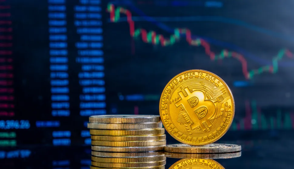 Close-up of golden Bitcoins on a dark reflective surface and the histogram of decreasing crypto in the backgroundTrziste kriptovaluta u krizi je posljednja dva mjeseca. Gubici se mjere u stotinama milijarda dolara, kazu strucnjaci. Prema stranici CoinGecko koja vec 11 godina prati sve sto se dogada s kripto valutama i izvedenicama, u drugoj polovici godine ukupna se trzisna kapitalizacija kriptovaluta spustila s 3,75 bilijuna dolara na 3,1 do 3,2 bilijuna dolara, sto znaci da je izgubljeno vise od 600 milijardi dolara u jako kratkom roku.