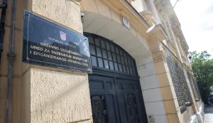 Zagreb, 30.04.2025 - Pripadnici policije u policijskom kombiju privode osumnjičene u USKOK, u slučaju Hipodrom. Na slici zgrada, ulaz, vrata, ploča, tabla, USKOK.foto HINA/ Damir SENČAR/ ds