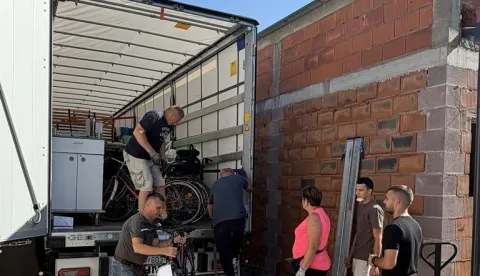 VINKOVCIVelikim zalaganjem BRK Regensburg, g. Udo Schulze i njegovog tima te g.Željka Krajnovića, ponovo je stigla vrijedna donacija medicinske opreme ovoga puta za Caritas Đakovačko-osječke nadbiskupije SRPANJ 2026.