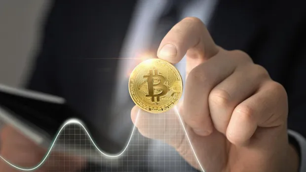 Bitcoin je lani u listopadu dosegnuo rekordnih oko 126.000 dolara, danas se njime trguje na oko 63.000 dolara. Dakle, vrijednost mu je prepolovljena. Trigeri su bili razni, a danas je to splet makroekonomskih okolnosti i strukture trži&scaron;ta. magnific