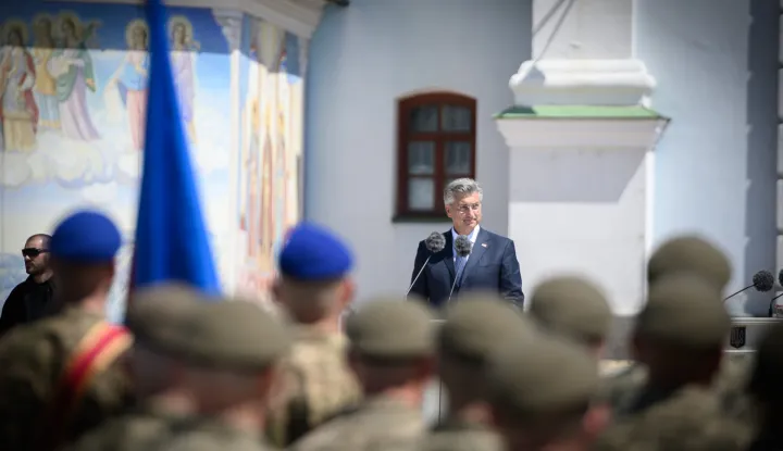 Kijev, 15.07.2026 - Premijer Andrej Plenkovi? doputovao je u srijedu u svoj ?esti posjet Kijevu od 2022. gdje ?e sudjelovati na sve?anosti obilje?avanja ukrajinskog Dana dr?avnosti te na 5. sastanku na vrhu Ukrajina - Jugoisto?na Europa, priop?ila je vlada. Prije po?etka samita Ukrajina - Jugoisto?na Europa, lideri su na Ceremoniji cvije?a u Kijevu odali po?ast ukrajinskim vojnicima, braniteljima i cijelom ukrajinskom narodu -svima koji su polo?ili svoje ?ivote u herojskom otporu ruskoj agresiji i obrani slobode Ukrajine te sigurnosti i demokratskih vrijednosti cijele Europe, navodi se u priop?enju. foto HINA/ Vlada RH/ ik
