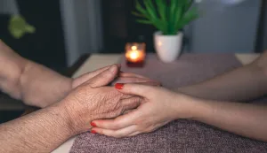 Old and young female hands are holding, elderly care and respect, close-up.starija osoba umirovljenik obitelj zdravlje skrb briga ruke ilustracija freepik