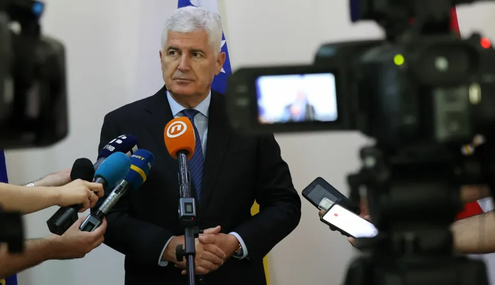 Mostar, 20.6.2025.- Predsjednik Hrvatskog narodnog sabora BiH Dragan ?ovi? izjavio je nakon 18. sjednice Predsjedni?tva Hrvatskog narodnog sabora Bosne i Hercegovine (HNS BiH) kako nema ustavnih mogu?nosti rekonstruirati Vije?e ministara BiH te zemlje, ali je pozvao vladaju?e stranke da makar otko?e europski put usvajanjem dvaju zakona u dr?avnom Parlamentu. Foto HINA/ FENA/Obrdalj Mario/ ua