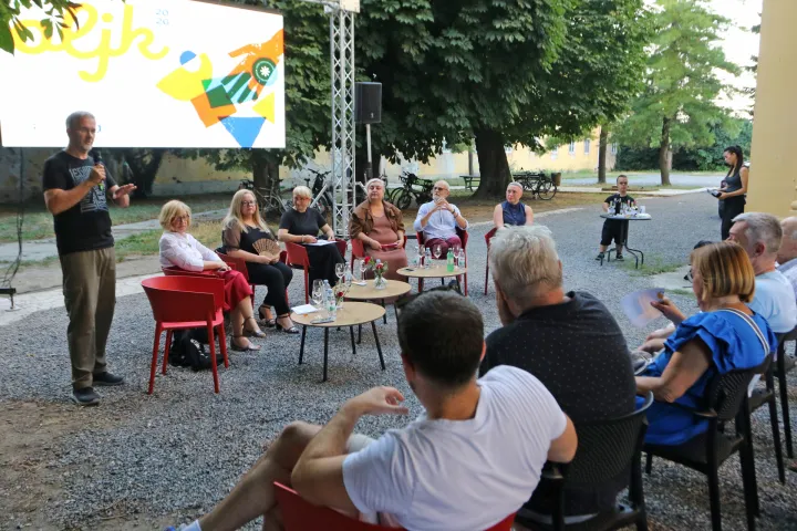 Osijek, 15. 07. 2026, Dvori&scaron;te Prehrambeno - tehnolo&scaron;kog fakulteta, PTF, OLJK: Jedna s nogu - priče iz Osijeka. Tomislav Levak, Ljerka Hedl, Ivana Rab Gulja&scaron;, Tatjana Grganović, Areta Ćurković, Ivica Lučić i Zdenka Lacina Pitlik.snimio GOJKO MITIĆ