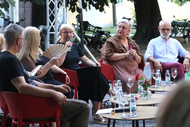Osijek, 15. 07. 2026, Dvori&scaron;te Prehrambeno - tehnolo&scaron;kog fakulteta, PTF, OLJK: Jedna s nogu - priče iz Osijeka. Tomislav Levak, Ivana Rab Gulja&scaron;, Tatjana Grganović, Areta Ćurković, Ivica Lučić.snimio GOJKO MITIĆ