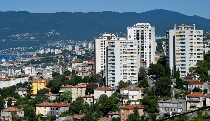 RIJEKA, 10. 07. 2025. RIJEKA, PANORAMA, ILUSTRACIJA, KUĆA, STAN, NEBODER, ULICA, KVART, STANOVANJE, REŽIJE, POGLED S TRSATA, RIJEČKA LUKA, DIZALICE, KVARNER, MORE, UČKA, SNIMIO: VEDRAN KARUZA 