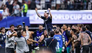 ATLANTA, GEORGIA - JULY 15: Lionel Messi #10 of Argentina celebrates with teammates after the 2-1 win during the FIFA World Cup 2026 Semi Final match between England and Argentina at Atlanta Stadium on July 15, 2026 in Atlanta, Georgia. Buda Mendes/Getty Images/AFP (Photo by Buda Mendes/GETTY IMAGES NORTH AMERICA/Getty Images via AFP)