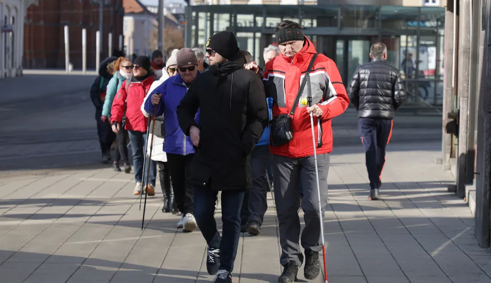 Osijek, 09. 02. 2025., Trg A. Starčevića, planirari, slabovidni, slijepi, &scaron;etnja Osijekom slijepih i slabovidnih osoba s planinarima, Br&scaron;ljan - Jankovac - planinarstko dru&scaron;tvo, Svjetlost Osijek -&Scaron;portska udruga slijepih, Stojan BjelajacSNIMIO BRUNO JOBST