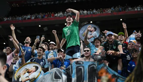 ATLANTA, GEORGIA - JULY 15: Argentina fans celebrate after the 2-1 win during the FIFA World Cup 2026 Semi Final match between England and Argentina at Atlanta Stadium on July 15, 2026 in Atlanta, Georgia. Shaun Botterill/Getty Images/AFP (Photo by Shaun Botterill/GETTY IMAGES NORTH AMERICA/Getty Images via AFP)