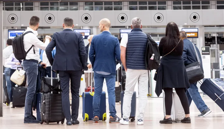 20 May 2022, Hamburg: Passengers stand with their luggage in front of the display board in Terminal One of Hamburg Airport. The May vacations begin in the city. Photo: Markus Scholz/dpa Photo: Markus Scholz/DPA