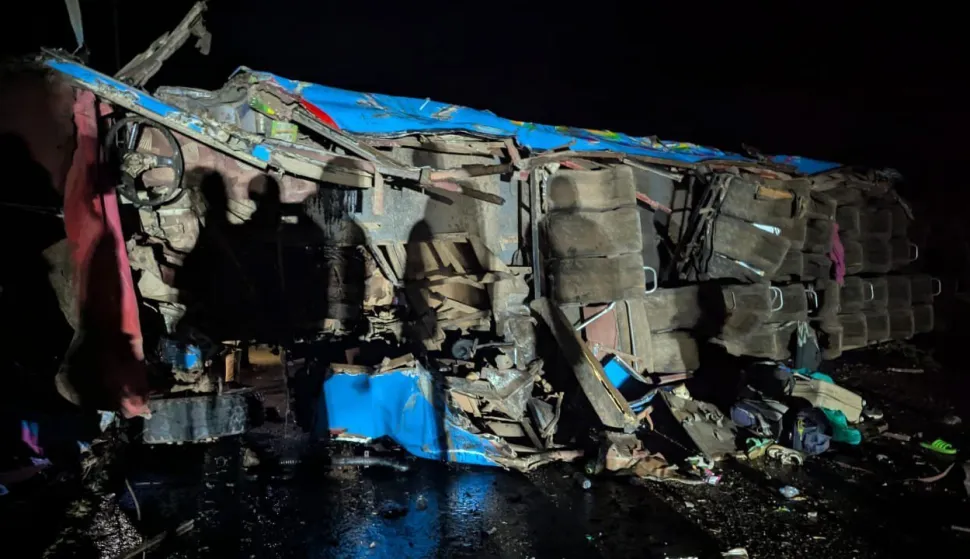 Najmanje 20 učenika i jedna odrasla osoba poginuli su u prevrtanju autobusa na izletu u istočnoj Ugandi, rekli su lokalni dužnosnici, u jednoj od najsmrtonosnijih prometnih nesreća s djecom u zemlji posljednjih godina.