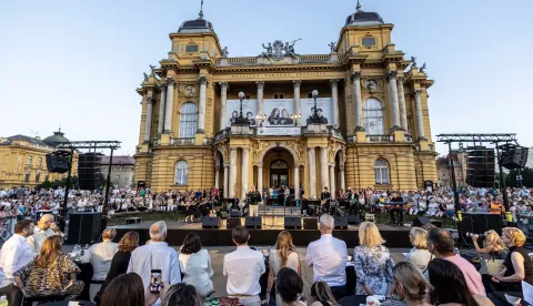 Zagreb, 4.7.2026 - Dodjela godi&scaron;nje nagrade Hrvatskoga narodnog kazali&scaron;ta u Zagrebu za najistaknutija umjetnička ostvarenja u sezoni 2025./2026., kojima se odaje priznanje umjetnicima i suradnicima za njihov izniman doprinos tijekom protekle kazali&scaron;ne godine i koncert "Devedesete &ndash; godine koje pamtimo" kojim je obilježen kraj sezone.Foto Hina/ Dario GRZELJ/ dag