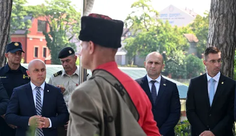 Vinkovci 17.07.2026. - Povodom Dana grada Vinkovci ministar Anu&scaron;ić položio vijenac i zapalio svijeće u spomen na poginule, umrle i nestale hrvatske branitelje kod Spomenika hrvatskim braniteljima u Vinkovcima.foto HINA/Gordan Panić