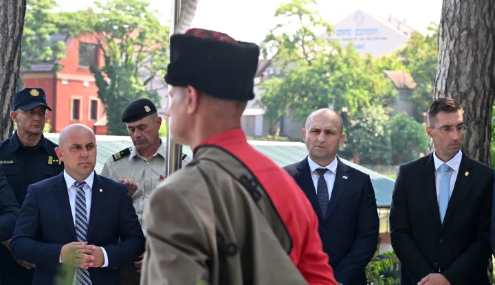 Vinkovci 17.07.2026. - Povodom Dana grada Vinkovci ministar Anu&scaron;ić položio vijenac i zapalio svijeće u spomen na poginule, umrle i nestale hrvatske branitelje kod Spomenika hrvatskim braniteljima u Vinkovcima.foto HINA/Gordan Panić