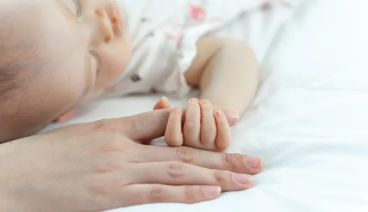 The newborn baby sleeps and grabs the mother's fingermajka beba roditelji novorođenče ruka dijete rođenje ilustracija freepik