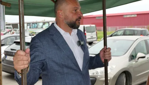 Kutina, 8.7.2026.- Na tr?nici u Kutini SDP-a i Mo?emo odr?ali su konferenciju za novinare u povodu zajedni?ke kampanje "Plenkovi?eva inflacija". Predstavnici SDP-a i Mo?emo upozorili su kako je za oko 70 posto hrvatskih obitelji stvarna stopa inflacije znatno vi?a od slu?beno prikazane te tvrde da dose?e ?ak 45 posto. Na slici predsjednik SDP-a Sini?a Hajda? Don?i?. foto HINA/ Nikola BLA?EKOVI?/ ua
