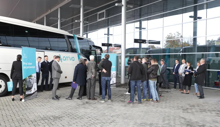 Osijek, 30. 10. 2025., Autobusni kolodvor Osijek, ugovor, prijevoz učenika, prijevoz, Arriva, autobus, autobusi, Nata&scaron;a Trami&scaron;ak, Dražen Divjak - predsjednik Uprave Arriva SNIMIO BRUNO JOBST