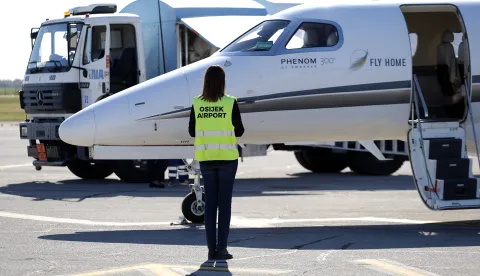 Klisa, 29. 10. 2025., Zračna luka Osijek, ZLO, Osijek airport, aerodrom, obilazak, Ivan Radić, Nata&scaron;a Trami&scaron;ak, radovi, rekonstrukcija, zrakoplov; privatni zrakoplov; avion; private jet; punjenje; gorivo; kerozin; ilustracija SNIMIO BRUNO JOBST