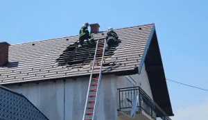Grom zapalio tri krovi&scaron;ta u Vidovcima kod Požege