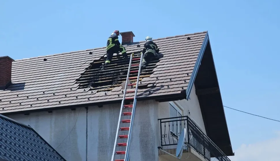 Grom zapalio tri krovi&scaron;ta u Vidovcima kod Požege