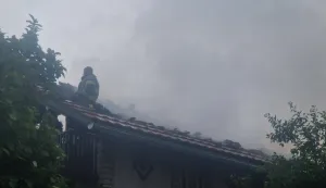 Karlovac, 28.05.2024 - U ga?enju po?ara koji je planuo u ku?i nakon udara groma tijekom nevremena u Karlovcu, ranjen je vatrogasac i prevezen u Zagreb, u KB Dubrava na lije?enje, a zapovjednik JVP Karlovac Miroslav Rade je rekao da je stanje vatrogasca te?ko. foto HINA/ Marin BAKI?/ ik
