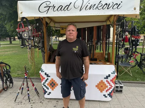 VINKOVCIU povodu Dana grada Vinkovaca u parku na Trgu bana &Scaron;okčevića u organizaciji Vukovarsko-srijemske županije održan je 2. Sajam tradicijskih rukotvorina "Ba&scaron;tina za sutra" na kojemu su posjetitelji u subotnje predvečerje mogli uživati u bogatstvu ručnih radova, starinskih zanata i obrta, domaćih proizvoda.srpanj 2026.
