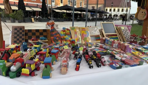 VINKOVCIU povodu Dana grada Vinkovaca u parku na Trgu bana &Scaron;okčevića u organizaciji Vukovarsko-srijemske županije održan je 2. Sajam tradicijskih rukotvorina "Ba&scaron;tina za sutra" na kojemu su posjetitelji u subotnje predvečerje mogli uživati u bogatstvu ručnih radova, starinskih zanata i obrta, domaćih proizvoda.srpanj 2026.