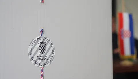22.12.2019., Generalni konzulat Republike Hrvatske, Banja Luka (BiH) &ndash; U Generalnom konzulatu Republike Hrvatske u Banjaluci danas u 7 sati je otvoreno biraliste, a biraci biraju predsjednika/predsjednicu između ukupno 11 kandidata. U Bosni i Hercegovini izbori se odrzavaju u sjedistima diplomatsko-konzularnih predstavnistava na ukupno cetrdeset i cetiri (44) biracka mjesta, od kojih su dva u Banjaluci. Glasovanje u Banjaluci do 12 sati prolazi bez incidenata i problema. Rezultati prvih izlaznih anketa bit ce objavljeni u 19 sati, a prve privremene rezultate izbora za predsjednika/predsjednicu DIP ce objaviti u 20 sati.rPhoto: Dejan Rakita/PIXSELL