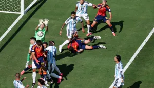 EAST RUTHERFORD, NEW JERSEY - JULY 19: Emiliano Martinez #23 of Argentina makes a save during the FIFA World Cup 2026 Final match between Spain and Argentina at New York New Jersey Stadium on July 19, 2026 in East Rutherford, New Jersey. Kevin C. Cox/Getty Images/AFP (Photo by Kevin C. Cox/GETTY IMAGES NORTH AMERICA/Getty Images via AFP)