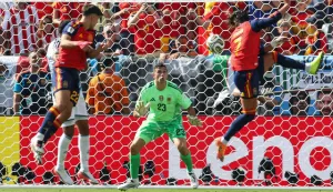 Argentina's goalkeeper #23 Emiliano Martinez looks at the ball after a heading by Spain's forward #07 Ferran Torres during the 2026 World Cup football tournament final match between Spain and Argentina at the New York/New Jersey Stadium in East Rutherford on July 19, 2026. (Photo by PATRICIA DE MELO MOREIRA/AFP)
