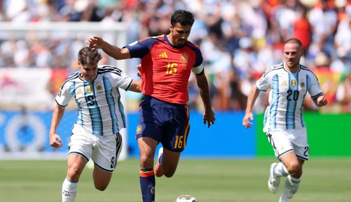 EAST RUTHERFORD, NEW JERSEY - JULY 19: Rodri #16 of Spain controls the ball against Julian Alvarez #9 of Argentina during the FIFA World Cup 2026 Final match between Spain and Argentina at New York New Jersey Stadium on July 19, 2026 in East Rutherford, New Jersey. Carl Recine/Getty Images/AFP (Photo by Carl Recine/GETTY IMAGES NORTH AMERICA/Getty Images via AFP)