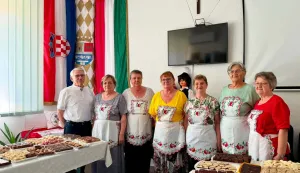 Veliki izbor kolača i rukotvorina