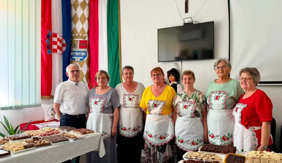 Veliki izbor kolača i rukotvorina