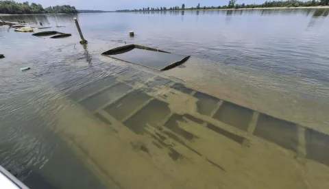 Potopljeni tegljač u Dunavu kod Opatovca