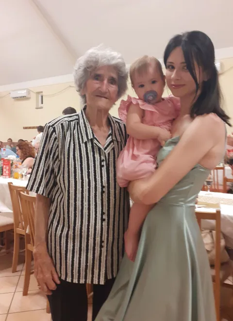 mladenci5.jpg - &Scaron;ukunbaka i prabaka Terezija, &scaron;ukununuka Nika i praunuka Barbara