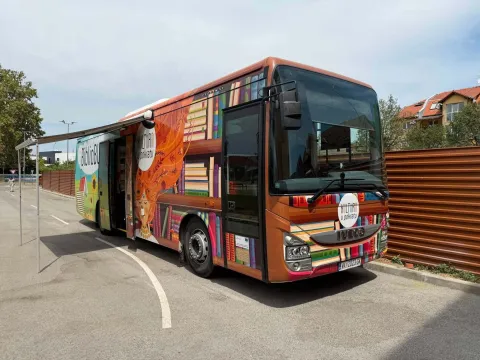 VINKOVCIGradska knjižnica i čitaonica Vinkovci, u sklopu proslave Dana grada Vinkovaca, proslavila je dva desetljeća rada Bibliobusne službe u Vukovarsko-srijemskoj županiji i tom je prigodom predstavljena monografija "Kultura u pokretu: 20 godina Bibliobusne službe Vukovarsko-srijemske županije".SRPANJ 2026.