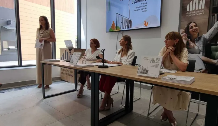 VINKOVCIGradska knjižnica i čitaonica Vinkovci, u sklopu proslave Dana grada Vinkovaca, proslavila je dva desetljeća rada Bibliobusne službe u Vukovarsko-srijemskoj županiji i tom je prigodom predstavljena monografija "Kultura u pokretu: 20 godina Bibliobusne službe Vukovarsko-srijemske županije".SRPANJ 2026.