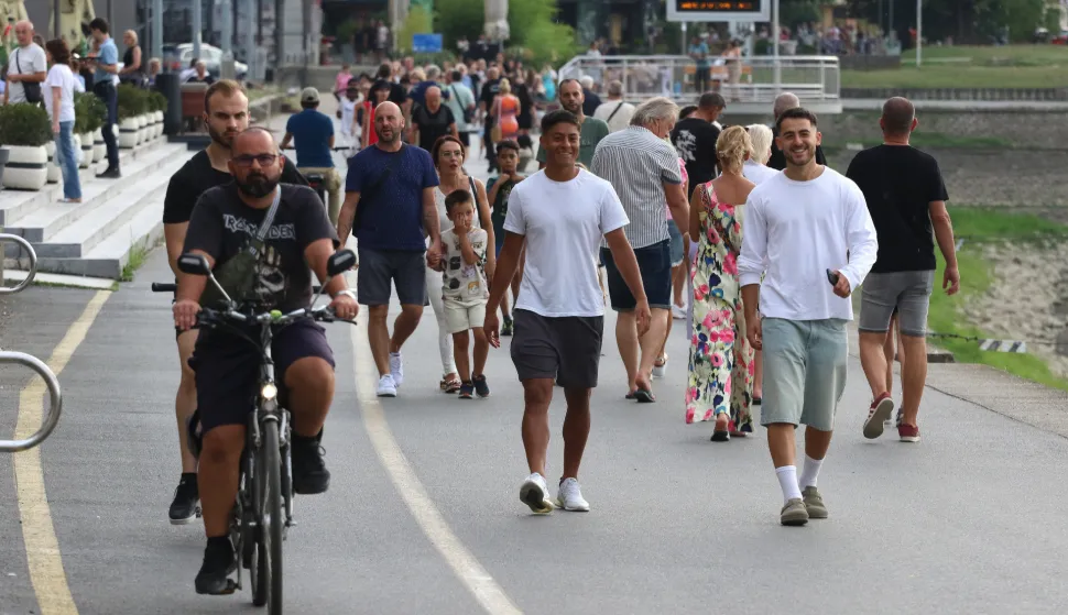 Osijek 26. 07. 2025, II. osječka ljetna noć. &Scaron;etali&scaron;te, ponuda obrtnika, druženje, VGP, Polaz Vanje Radau&scaron;a, Klapa Zrninski i Vesela grupa, Trga slobode filmska večer za najmlađe i Trg Ante Starčevića, koncert Moj galebe, Dino Petrić i Jure Brkljača.snimio GOJKO MIITĆ