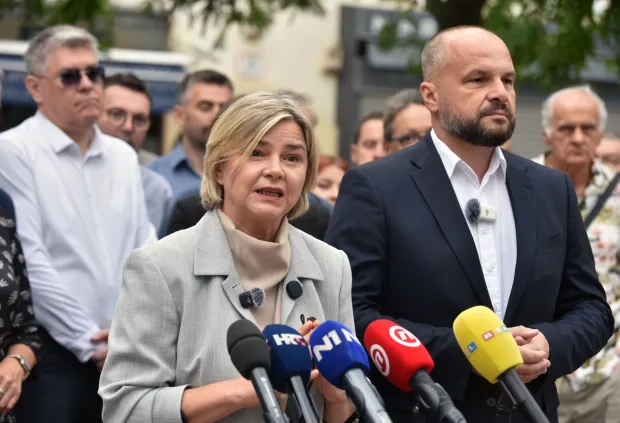 Zagreb, 20.7.2026.- Konferencija za medije stranaka Mo?emo! i SDP na Europskom trgu u Zagrebu povodom zavr?etka kampanje "Stopama Plenkovi?eve inflacije". Na slici koordinatorica stranke Mo?emo! Sandra Ben?i? i predsjednik SDP-a Sini?a Hajda? Don?i?. foto HINA/ ua