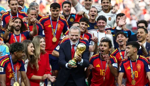 TOPSHOT - Spain's King Felipe VI (C) lifts the trophy next to Princess Leonor (2nd-L) and Princess Sofia (3rd-L) after winning the 2026 World Cup football tournament final match between Spain and Argentina at the New York/New Jersey Stadium in East Rutherford on July 19, 2026. (Photo by FRANCK FIFE/AFP)